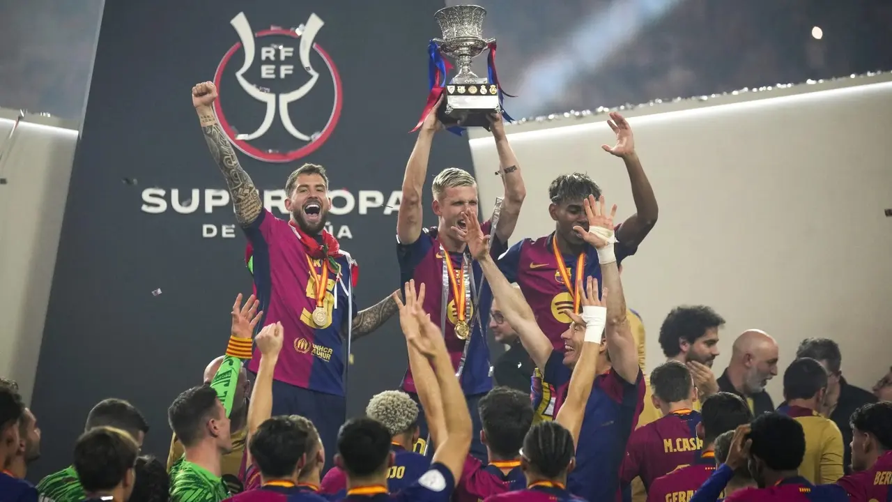 Barcelona Run Riot In Saudi Arabia, Thrash Real Madrid 5-2 To Win The El Clasico And Spanish Super Cup Barcelona players lift the trophy.