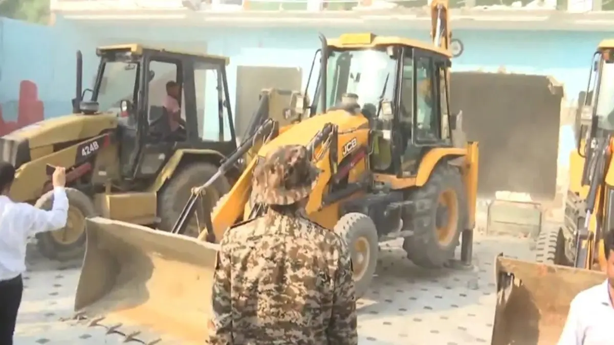 Bareilly Administration Carries Out Bulldozer Action on Dr Nafees' Property Following 'I Love Muhammad' Protests Bareilly Administration Carries Out Bulldozer Action on Dr Nafees' Property Following 'I Love Muhammad' Protests