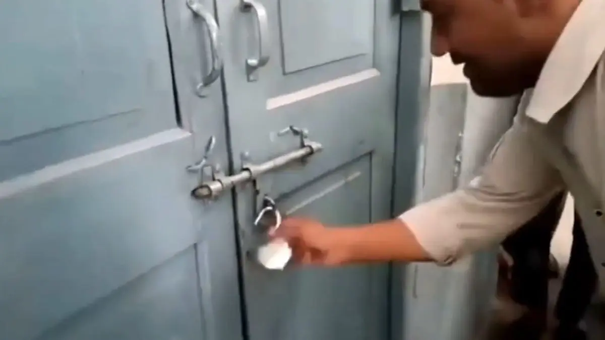 बच्चा क्लास रूम में बंद