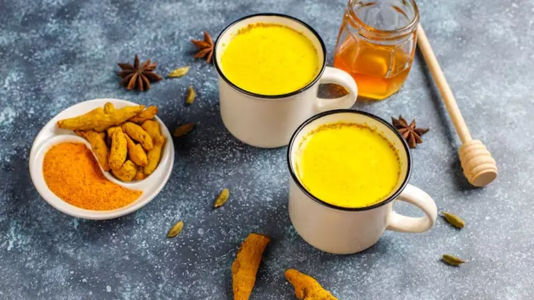 Haldi Milk Benefits: सर्दियों में क्यों हर रात पीना चाहिए हल्दी वाला दूध? रामबाण की तरह होते हैं ये फायदे Benefits of turmeric milk