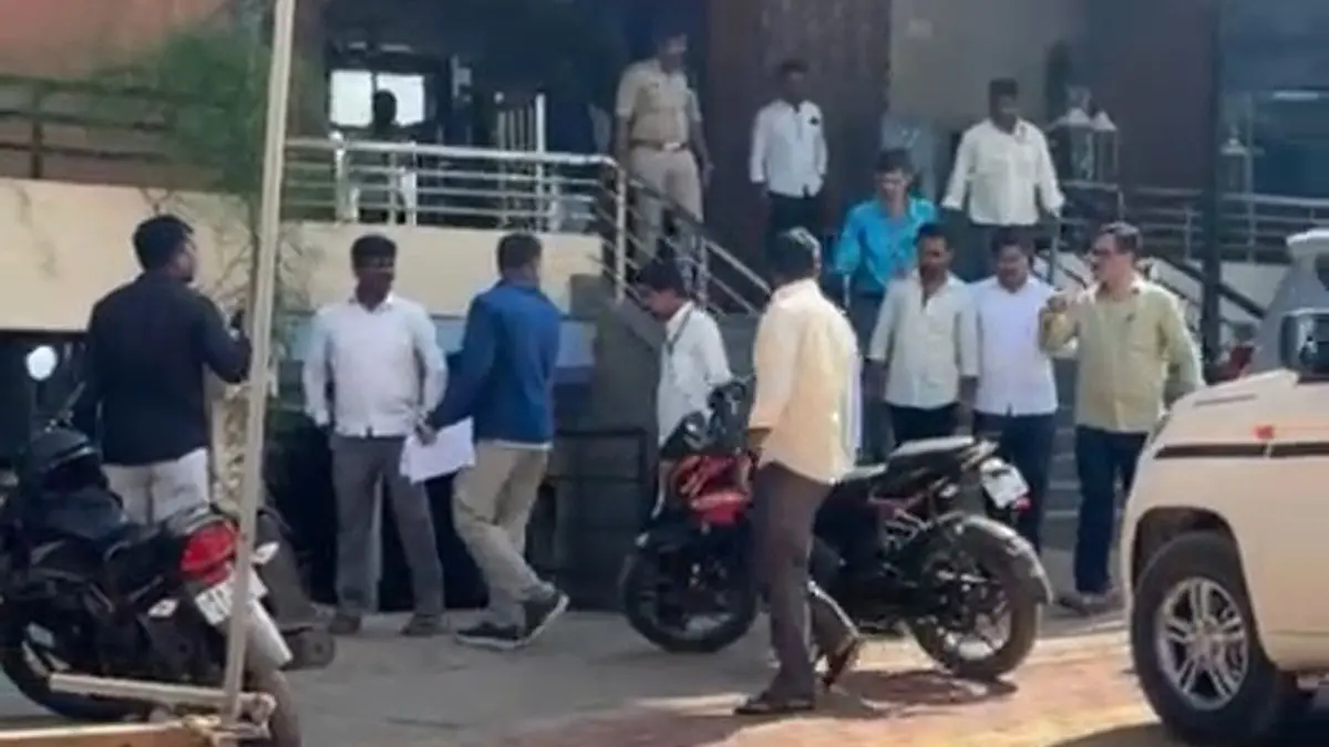 BJP MLA 'Caught Red-Handed' in Lokayukta Trap in Karnataka; ₹5 Lakh Bribe Seized BJP MLA 'Caught Red-Handed' in Lokayukta Trap in Karnataka; ₹5 Lakh Bribe Seized