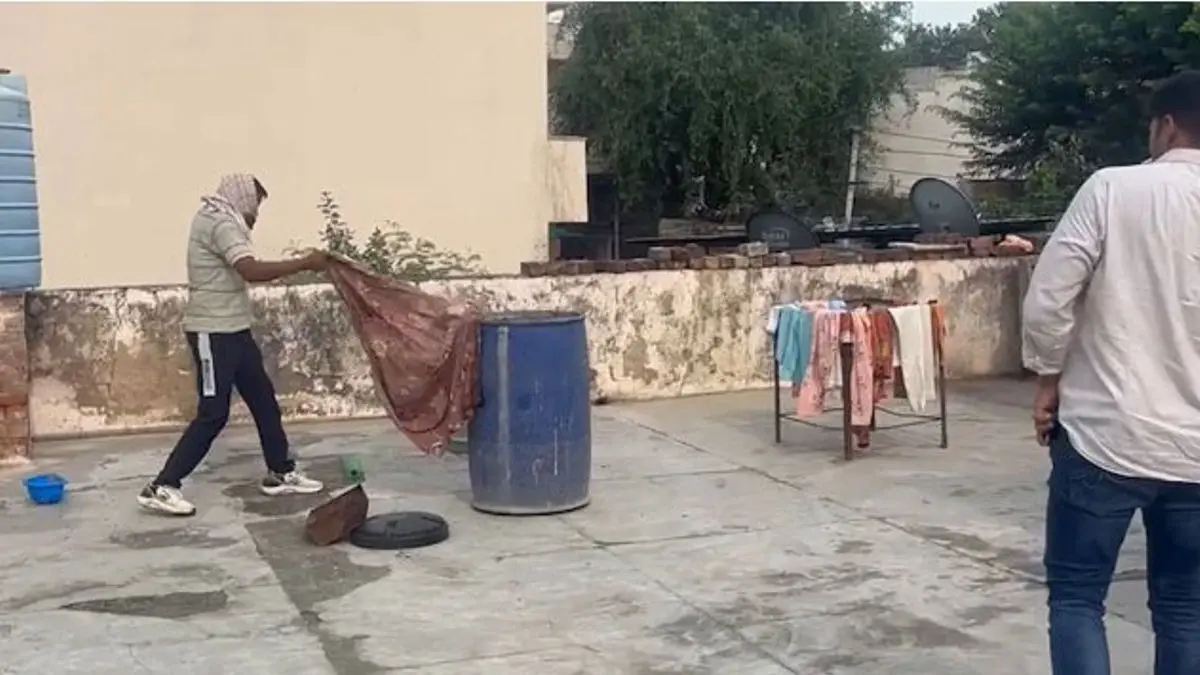 Blue Drum Horror in Rajasthan Echoes Meerut Murder: Husband’s Body Found On Terrace Covered In Salt; Wife, Children, Landlord’s Son Missing Blue Drum Horror in Rajasthan Echoes Meerut Horror: Husband’s Body Found On Terrace Covered In Salt; Wife, 4 Children, Landlord’s Son Missing