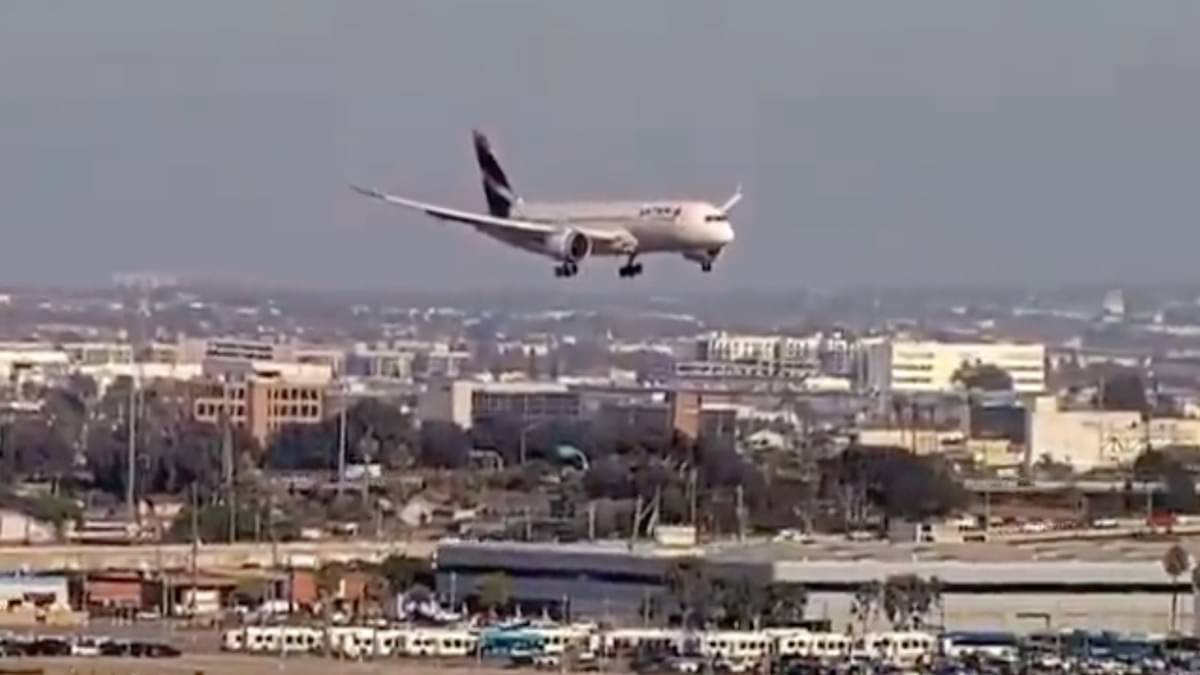 Boeing flight emergency landing in Los Angeles
