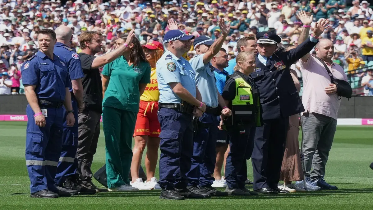 Bondi Beach attack heroes receive a grand welcome at SCG
