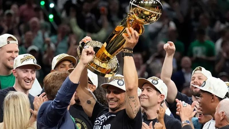 Boston Celtics celebrate with Larry O'Brien trophy 