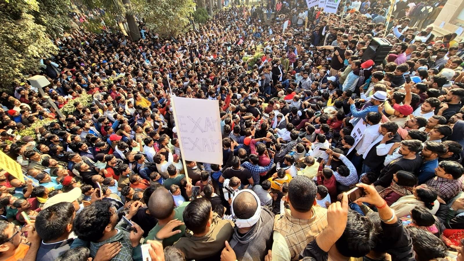 BPSC Exam Row: JNUSU Protests Outside JD(U) Delhi Office, Demands Bihar ...