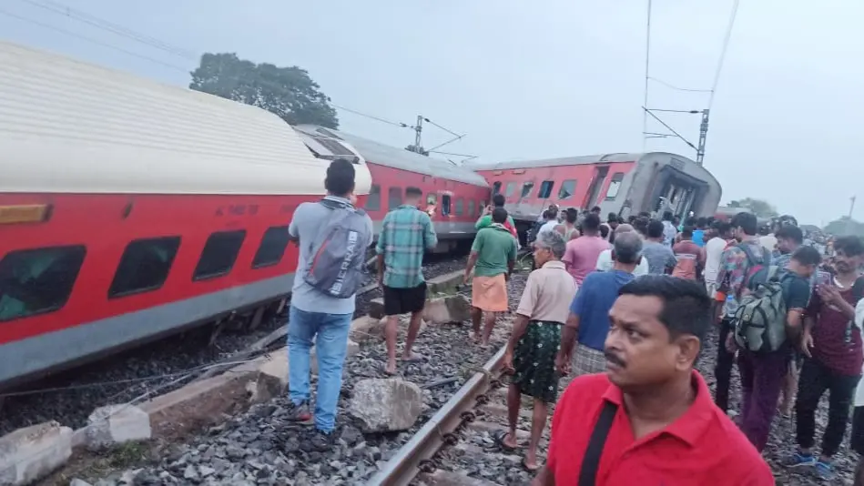 3 Coaches of Howrah-CSMT Express Train Derails in J'khand