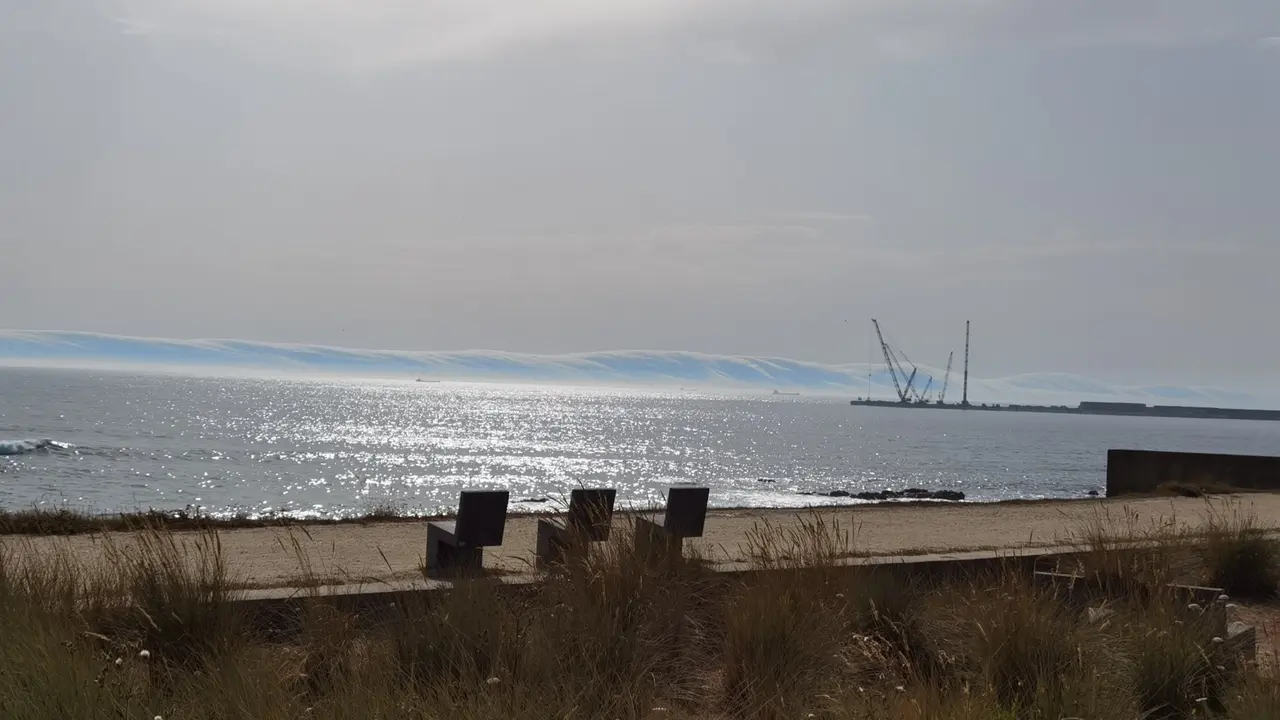 Incredible Sky Moment: Giant Roll Cloud Appears Over Portugal Beach, Leaves Crowd Awestruck | Watch Breathtaking! Rare Roll Cloud Formation Appears Over Portugal Beach, Leaves Crowd Awestruck