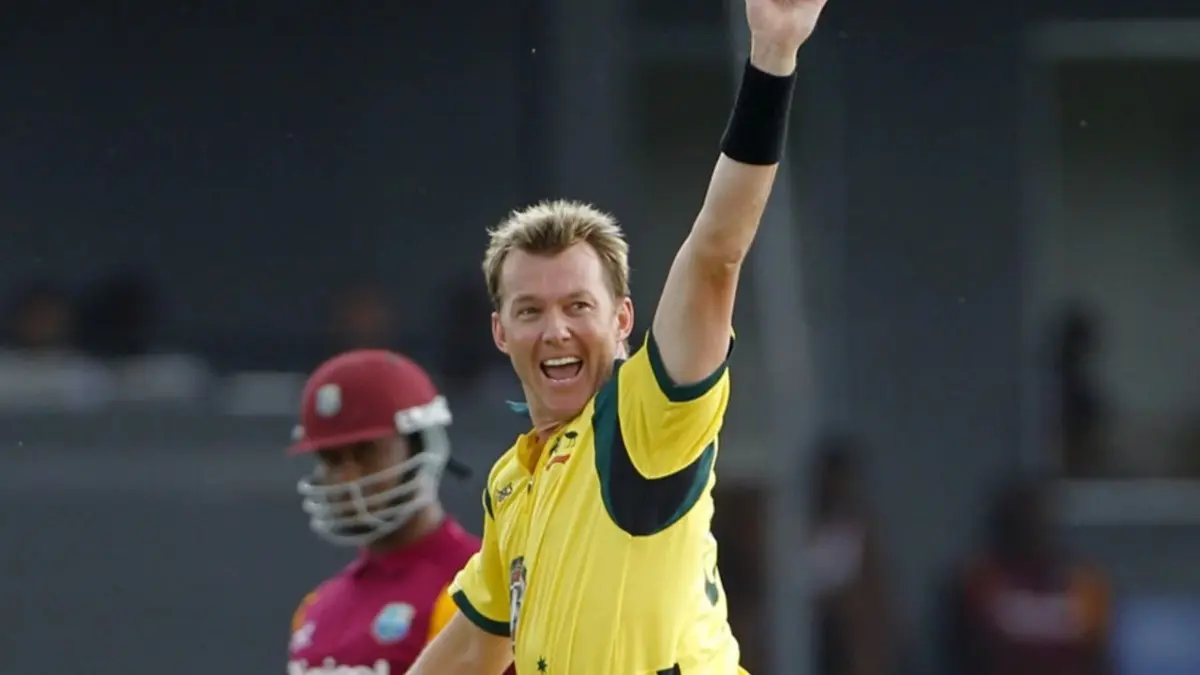 Brett Lee celebrates Marlon Samuels' wicket