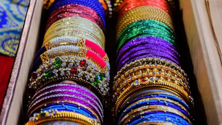 Bridal Bangles: शादी के दिन पहनें ये 10 ट्रेंडी ब्राइडल बैंगल डिजाइंस, दुल्हन के लुक को बना देगा परफेक्ट Bridal Bangles