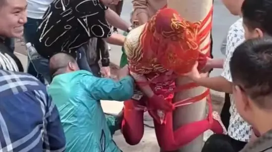 Bride Tied to Pole During Wedding Ritual Faces Internet Backlash Over ‘Vulgar’ Tradition bride tried to pole
