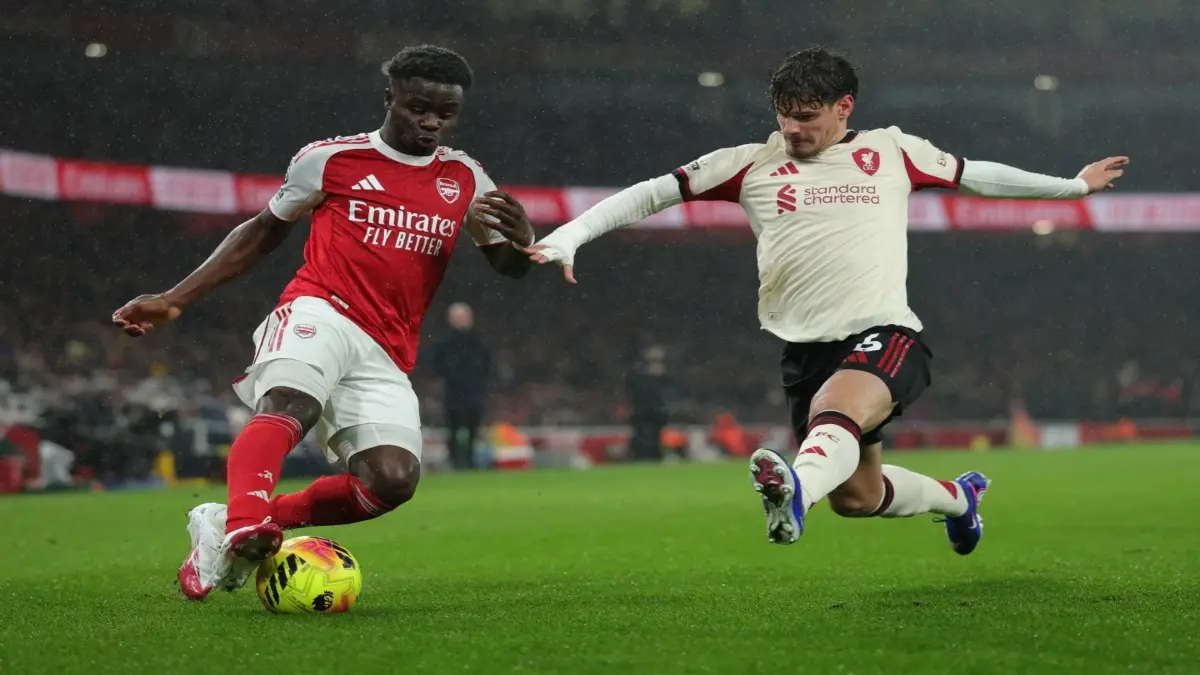 Bukayo Saka and Milos Kerkez battle for the ball