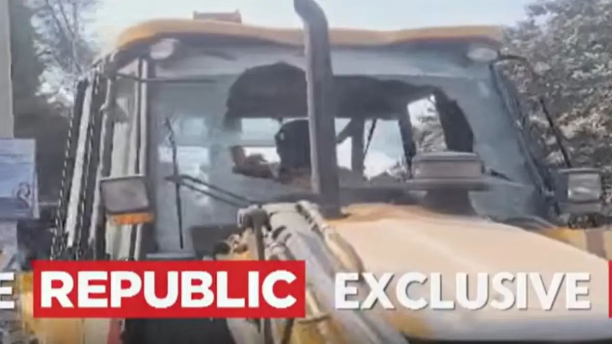 Locals Protest, Pelt Stones At Bulldozer During Anti-Encroachment Drive in Patna, Some Officials Injured, JCB Window Panes Shattered bulldozer