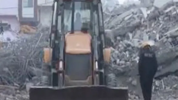 दिल्ली में इमारत ढही, चार लोगों को जीवित बाहर निकाला गया Burari building collapse: Family of four rescued after hours-long operation