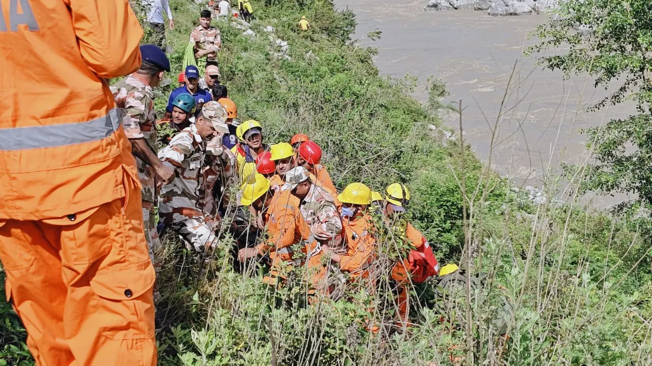 bus falls into river in Uttarakhand rudraprayag