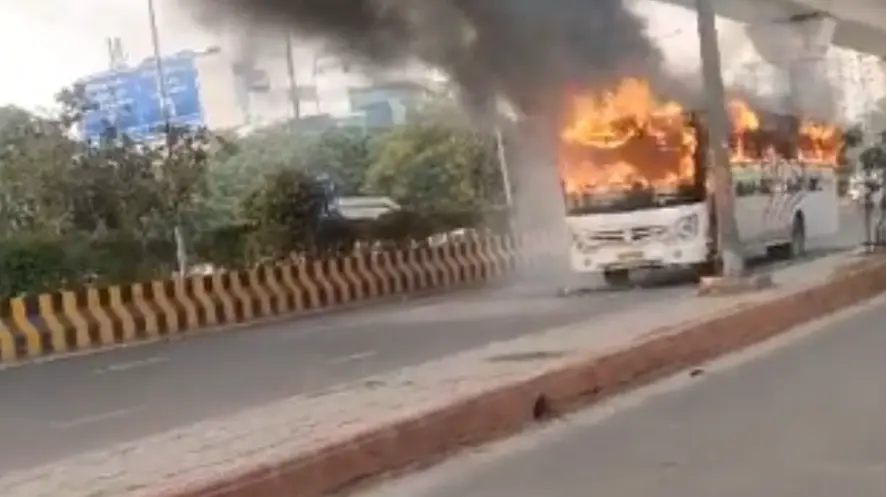 महाकुंभ के श्रद्धालुओं को ले जा रही बस में आग लगी, कोई हताहत नहीं Noida Bus Fire
