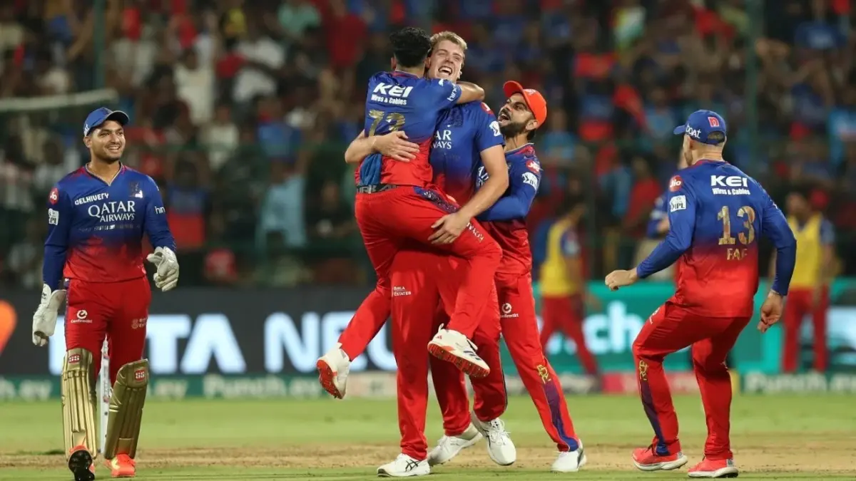 Cameron Green celebrates a fall of wicket with his RCB teammates