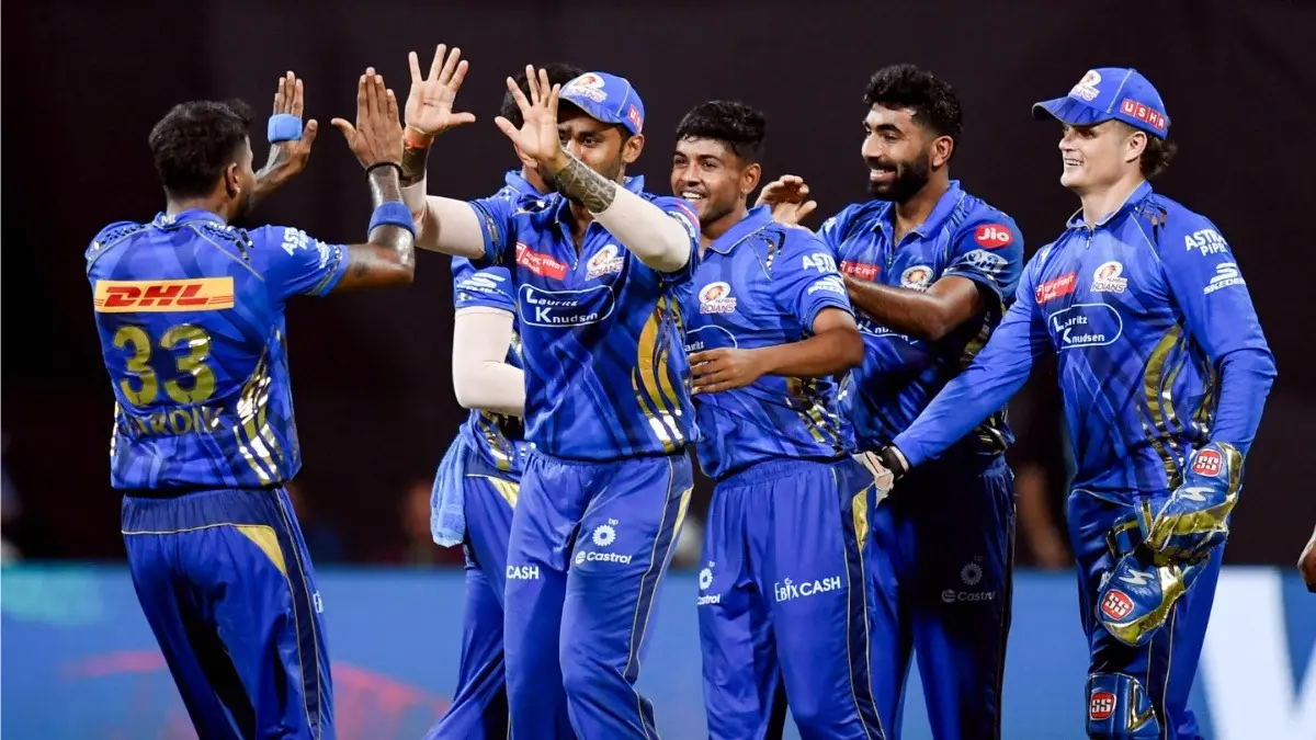 Captain Hardik Pandya with his MI teammates