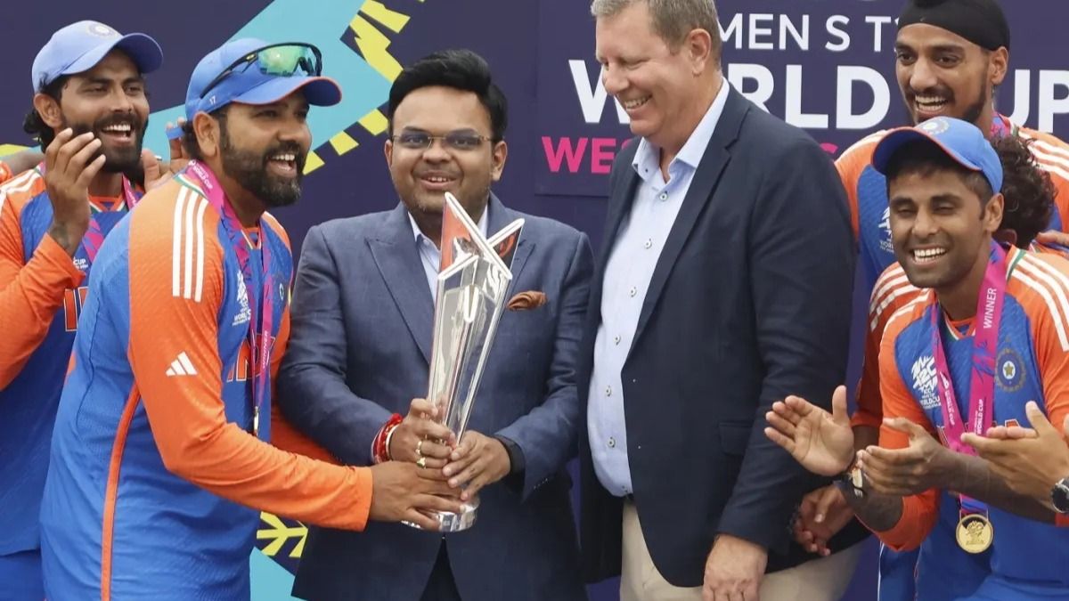 Captain Rohit Sharma & Jay Shah with the T20 WC Trophy at the Siddhivinayak Temple 