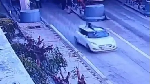 Car Driver Drags Toll Plaza Employee On Bonnet For 1 Kilometre Near Agra Car Driver Drags Toll Plaza Employee On Bonnet For 1 Kilometre Near Agra