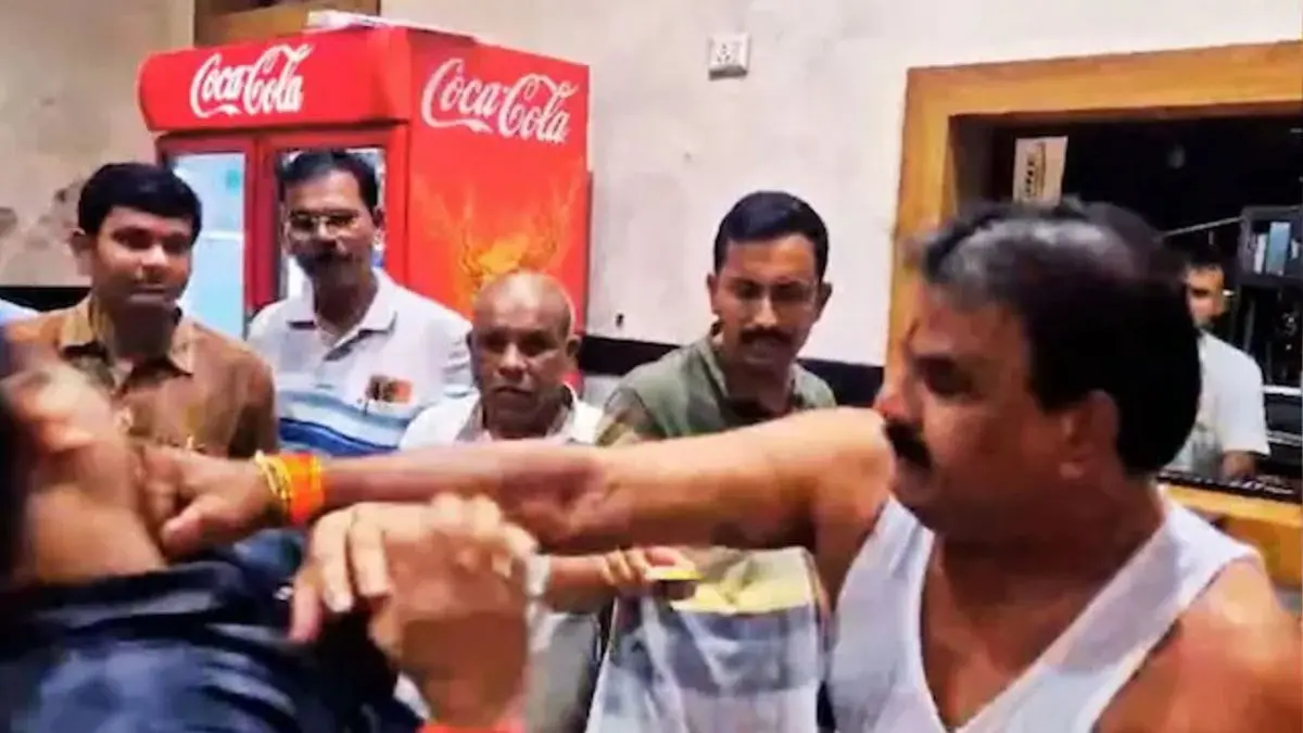 Caught on Camera: Shinde Sena MLA Sanjay Gaikwad Punches, Slaps Canteen Worker Over 'Stinking Dal' at Mumbai MLA Guest House, Video Viral