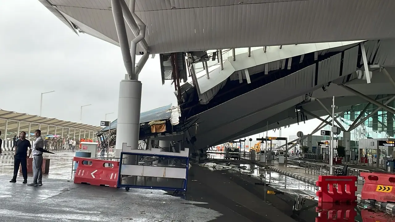 Delhi Airport Roof Collapse: Police Register Case of Death Due to Negligence, Initiates Probe Delhi airport mishap site