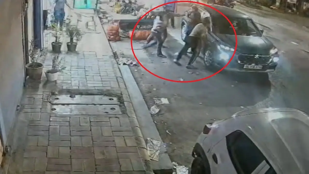CCTV Footage Captures Daring Car Robbery In East Delhi's Pandav Nagar | WATCH CCTV Footage Captures Daring Car Robbery In Delhi's Pandav Nagar