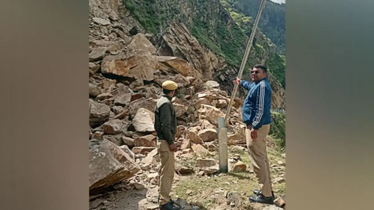 Joshimath-Malari Road Blocked by Landslide; Chamoli Police Issue Traffic Advisory Chamoli Police issues traffic advisory amid landslide.