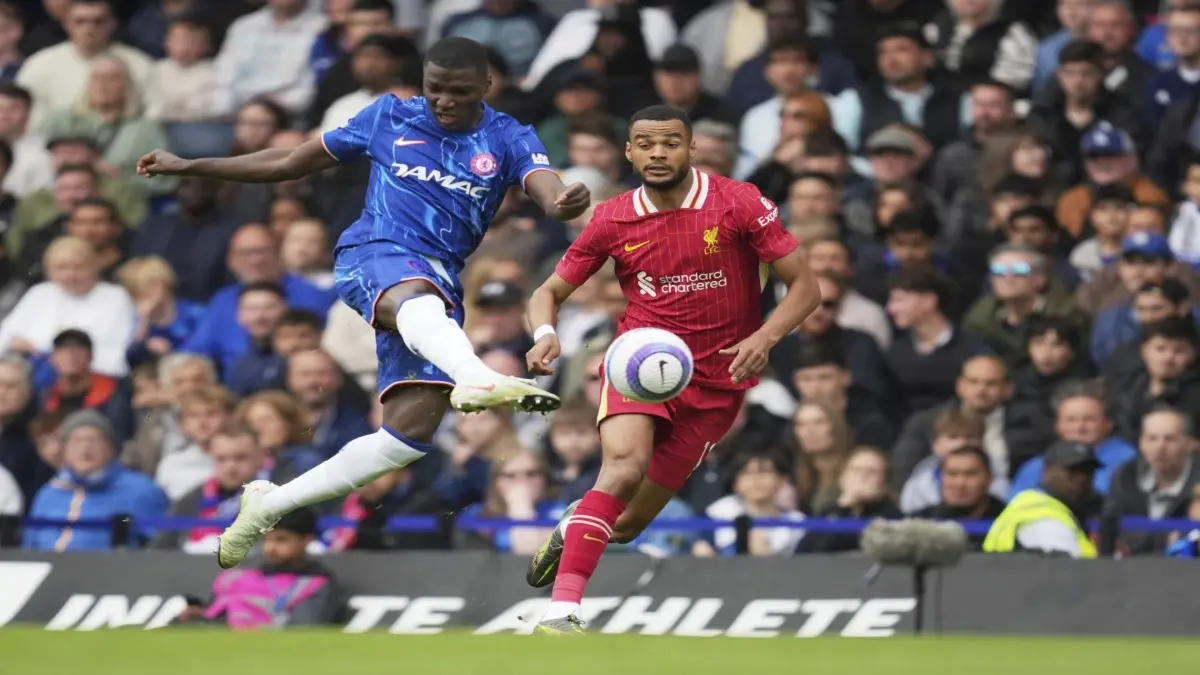 Chelsea's Moises Caicedo vying for a ball with Liverpool's Cody Gakpo