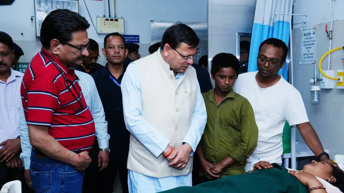 देहरादून में मिलावटी कुट्टू का आटा खाने से 100 से अधिक लोग बीमार, मुख्यमंत्री धामी मरीजों से मिले Chief Minister Pushkar Dhami met the patients