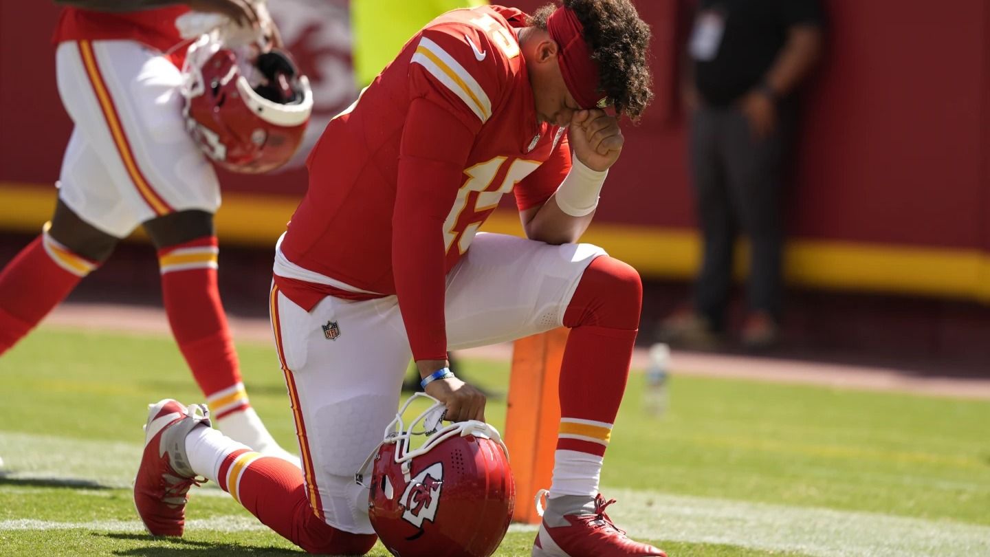 Chiefs Patrick Mahomes Completes Behind The Back Pass To Travis Kelce