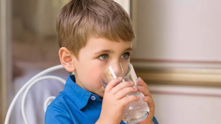 Water: बच्चों में पानी की कमी कैसे दूर करें? child drink water