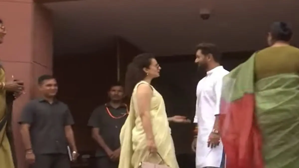Kangana-Chirag Moment Outside Parliament Delights Shutterbugs | WATCH Kangana-Chirag Moment Outside Parliament Delights Shutterbugs | WATCH