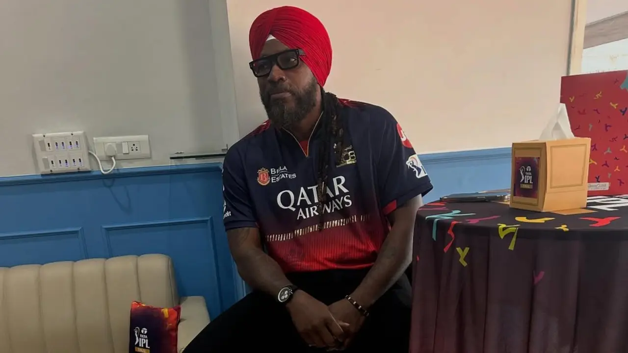 PBKS vs RCB, IPL 2025 Final: Chris Gayle Extends Support To Both Punjab & Bengaluru With Symbolic Gear For Clinical Showdown Chris Gayle