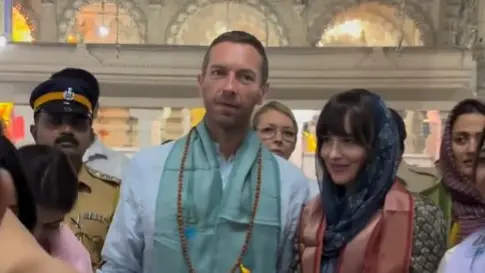 Coldplay's Chris Martin, With Girlfriend Dakota Johnson, Seeks Blessings At Shri Babulnath Temple Ahead Of India Concert Chris Martin and Dakota Johnson visits Shiv Temple in Mumbai