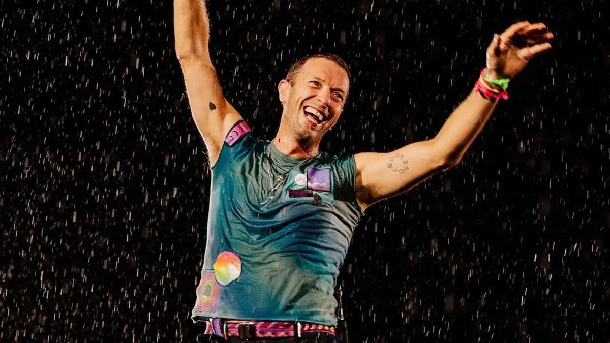 Chris Martin Will Not Ditch Coldplay's Kiss Cam At Concerts After Astronomer CEO Scandal, Says 'Life Throws You Lemons, You've Got to Make Lemonade' Chris Martin plans to keep Coldplay's kiss cam at concerts despite Astronomer CEO "debacle"