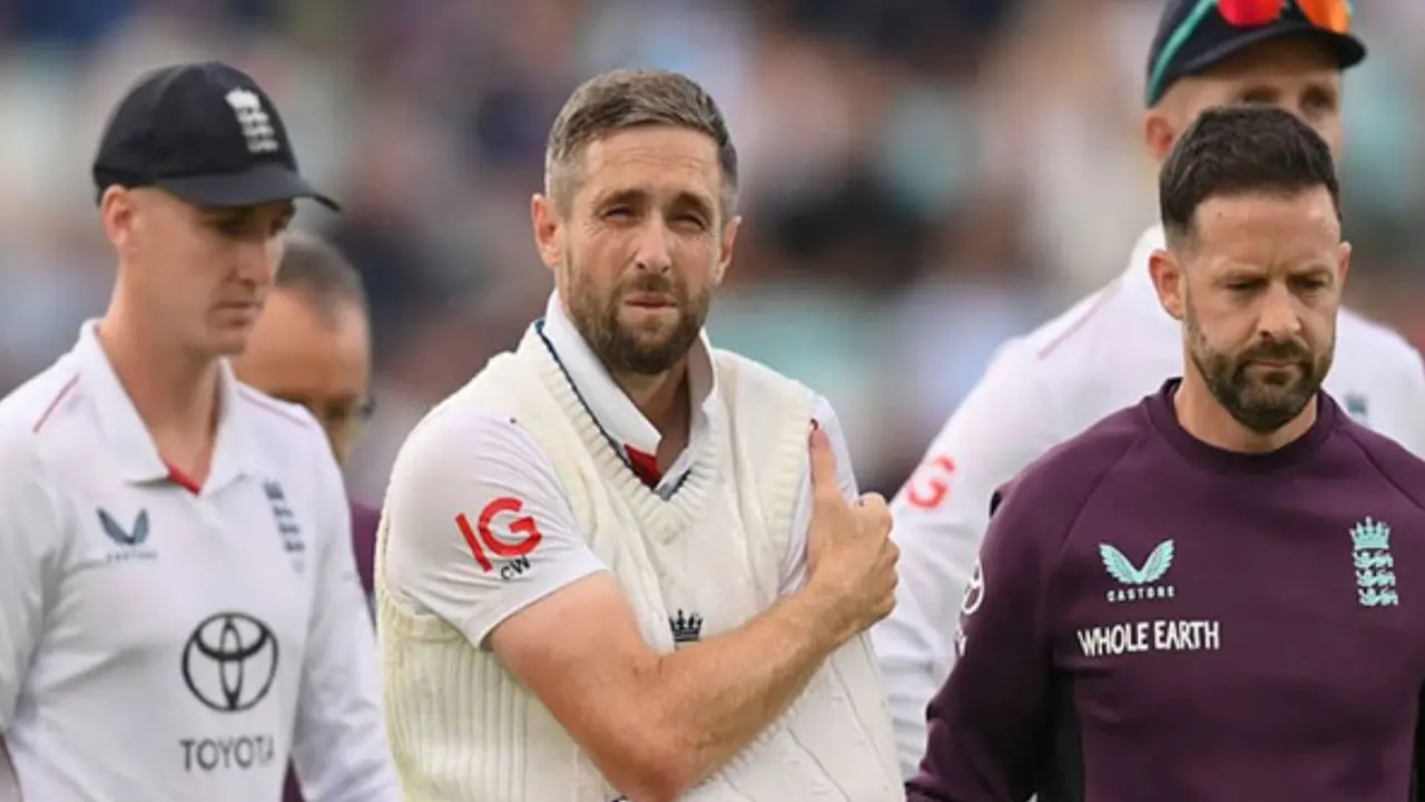 Chris Woakes Bats With One Hand