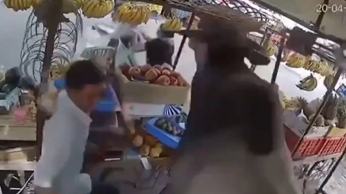 Close Call! Bull Jumps Cart in Chhatarpur, Women Escape Just in Time