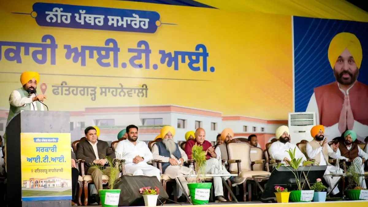 अकाली और कांग्रेस सरकारों ने पंजाब के बच्चों को जानबूझकर अनपढ़ रखा: भगवंत मान CM Bhagwant Mann