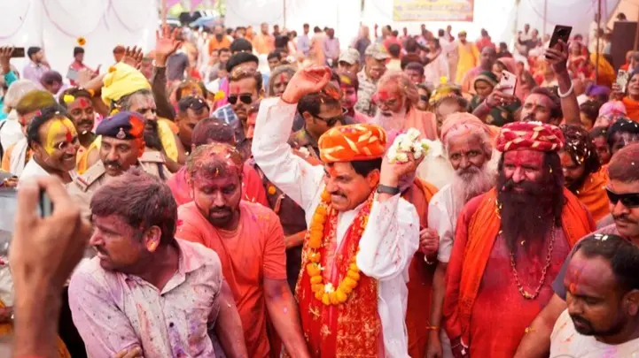 MP : मुख्यमंत्री मोहन यादव ने उज्जैन में साधु-संतों के साथ मनाई होली CM Mohan Yadav