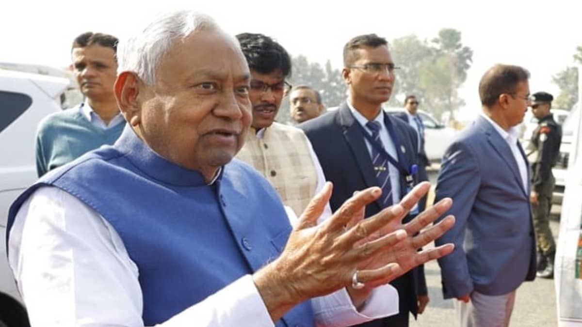 बिहार: 10व्यांदा बिहारचे मुख्यमंत्री झाल्यानंतर, नितीश कुमार त्यांच्या वडिलोपार्जित गावी पोहोचले, त्यांच्या वडिलांना त्यांच्या पुण्यतिथीनिमित्त श्रद्धांजली वाहिली.