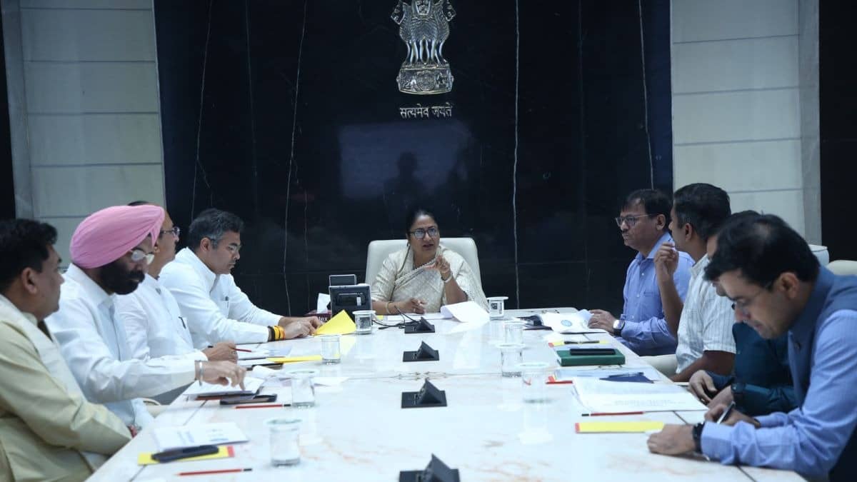 CM Rekha Gupta held a meeting with officials regarding PM-JAY