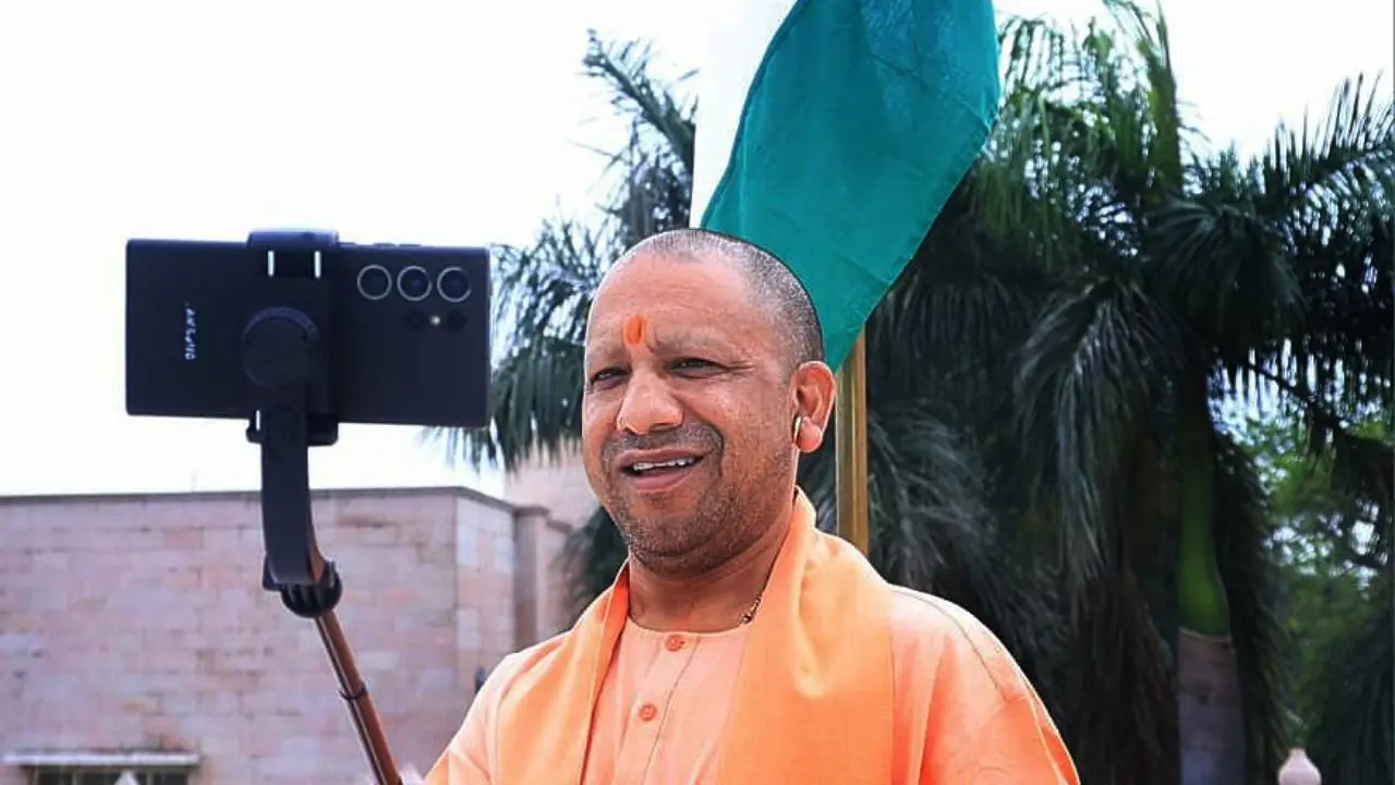 cm yogi adityanath hoisted a tiranga