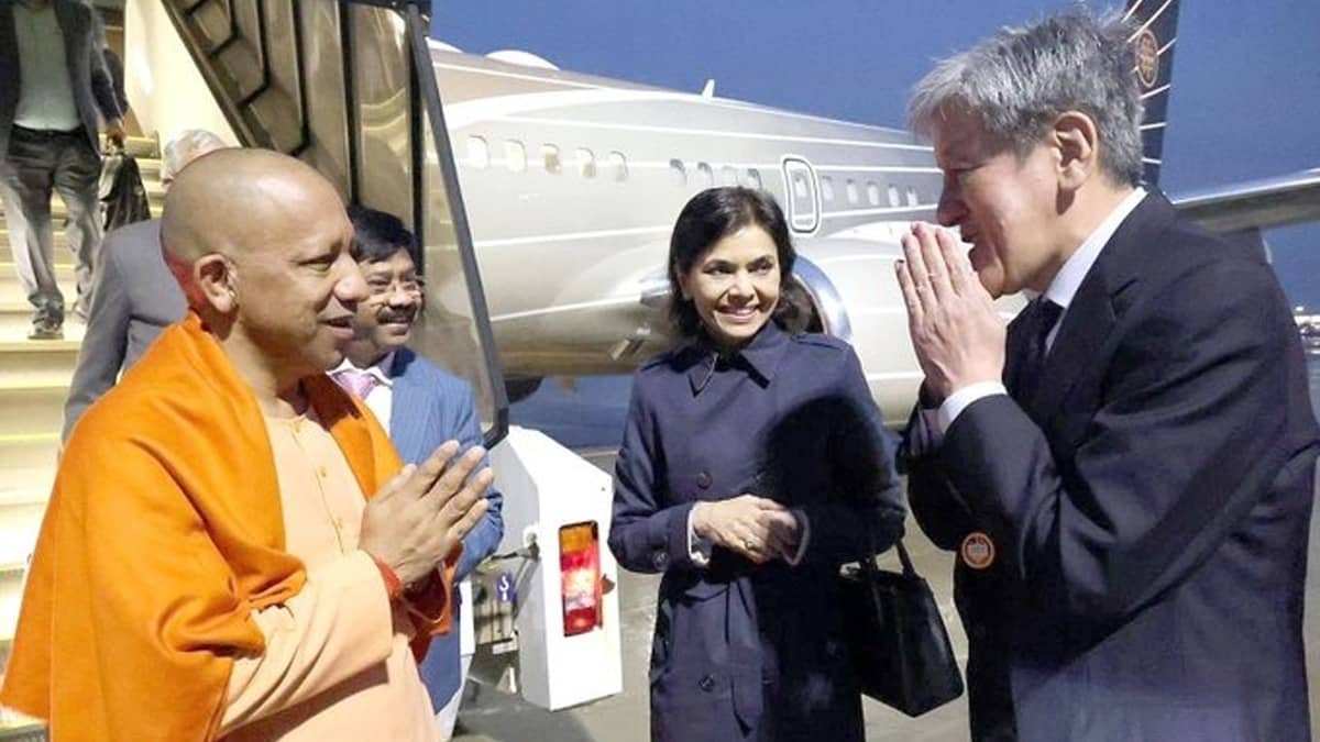 CM Yogi Japan Visit: बच्ची ने तिलक लगाया...जापान दौरे पर पहुंचे CM योगी, हुआ भव्‍य स्वागत, जानिए टोक्यों में श्रीराम का नाम लेकर क्या बोले