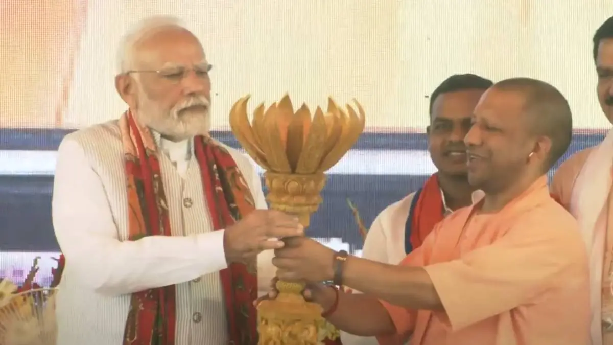 CM Yogi gave a gift to PM Modi