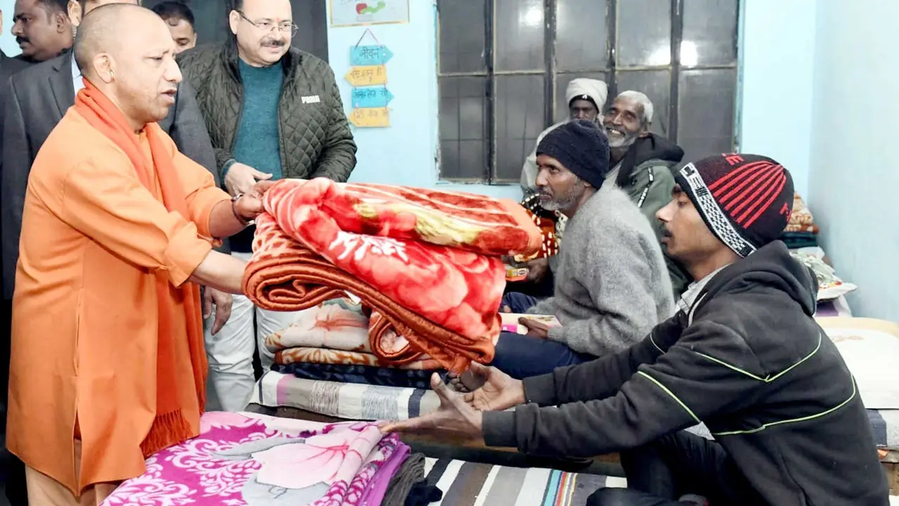 CM Yogi visited night shelters distributed blankets,
