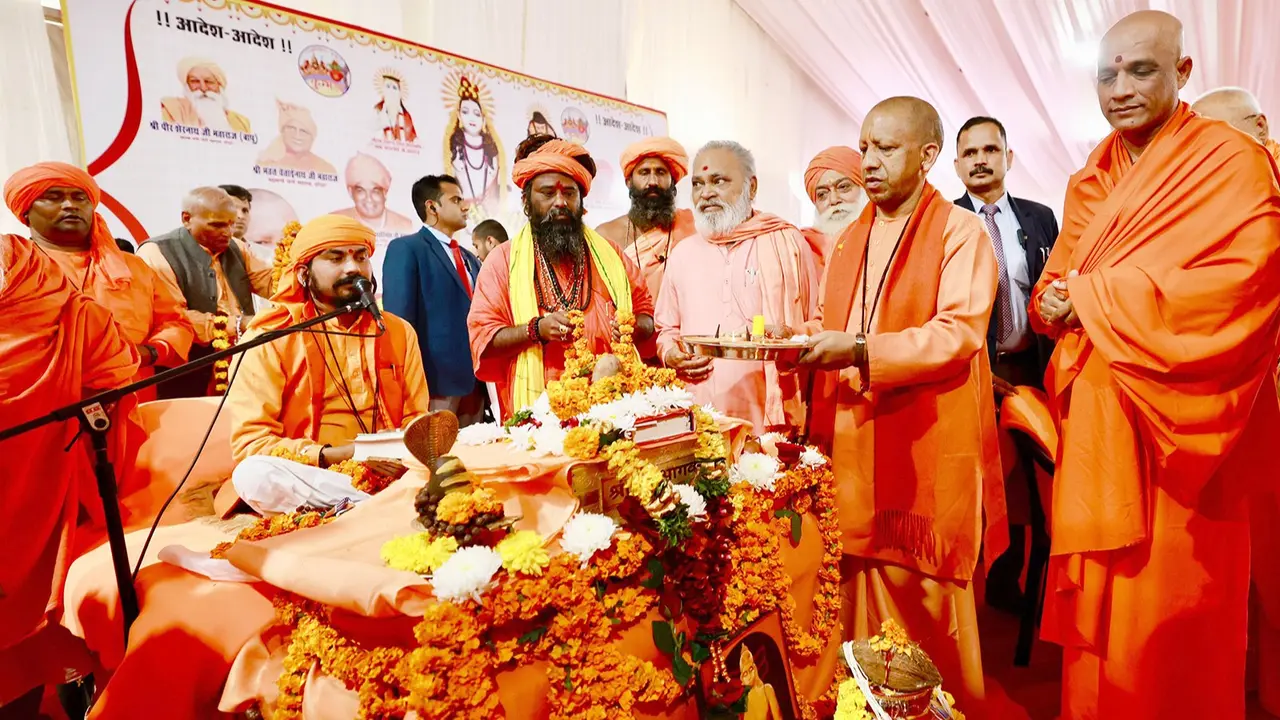 CM Yogi worshiped religious flag at Guru Gorakshanath Akhara