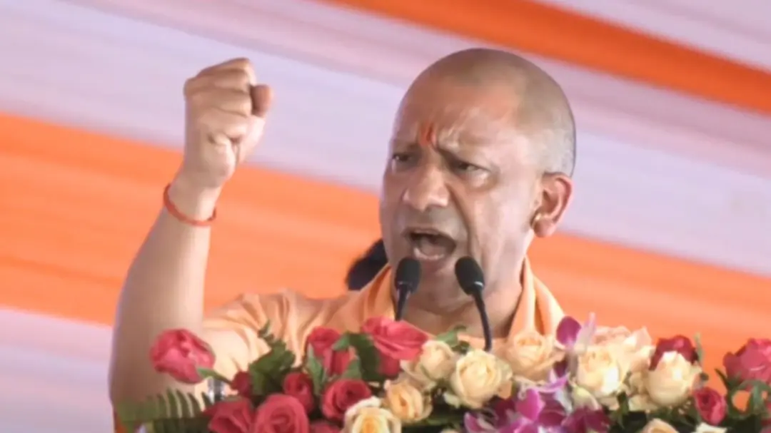 ये सरकार दंगाइयों से नाक रगड़वाकर पर्व और त्योहार पर सुरक्षा बनाए रखती है- CM योगी ने सपा पर साधा निशाना CM Yogi in Jalaun