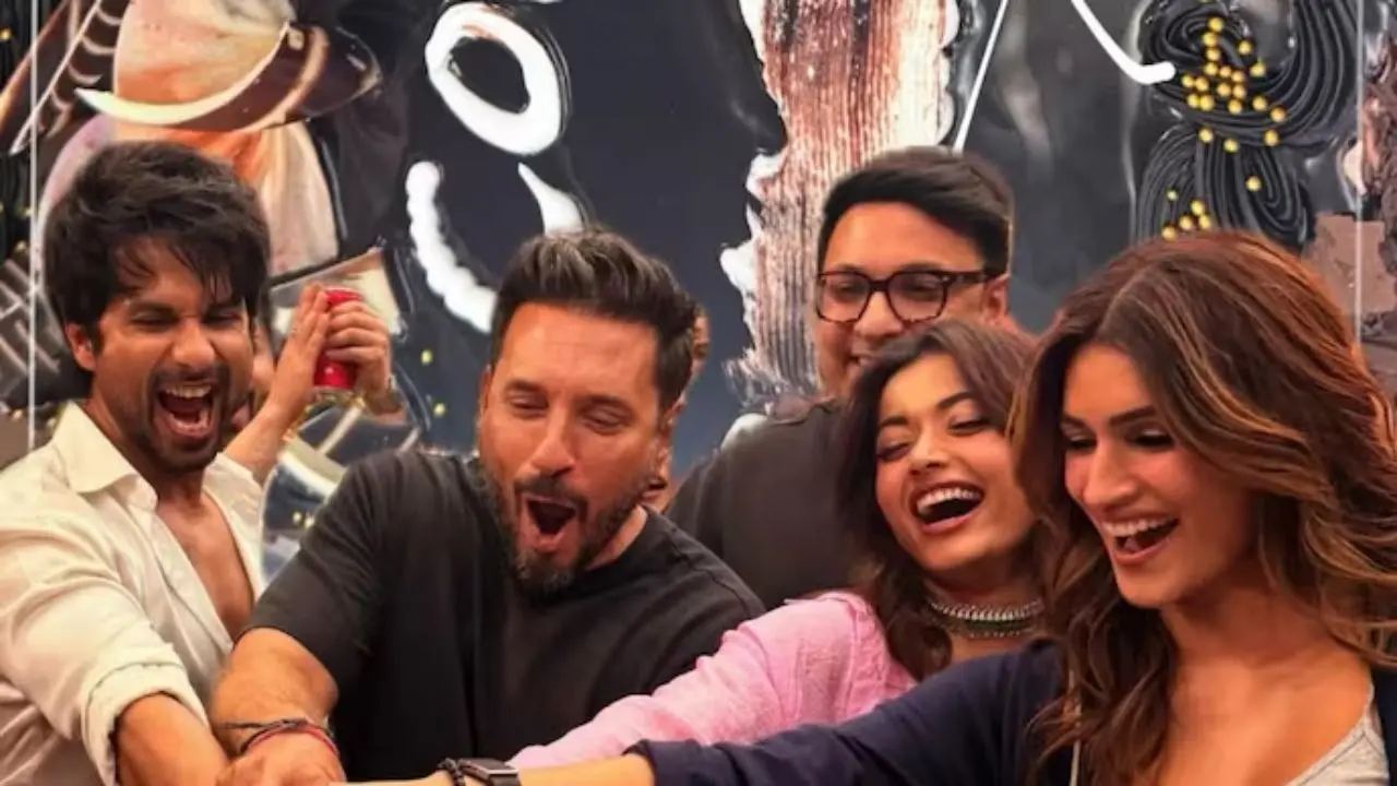 It's A Wrap For Cocktail 2! Shahid Kapoor, Kriti Sanon And Rashmika Mandanna Celebrate The Last Day With Director Homi Adajania Cocktail 2 wraps up