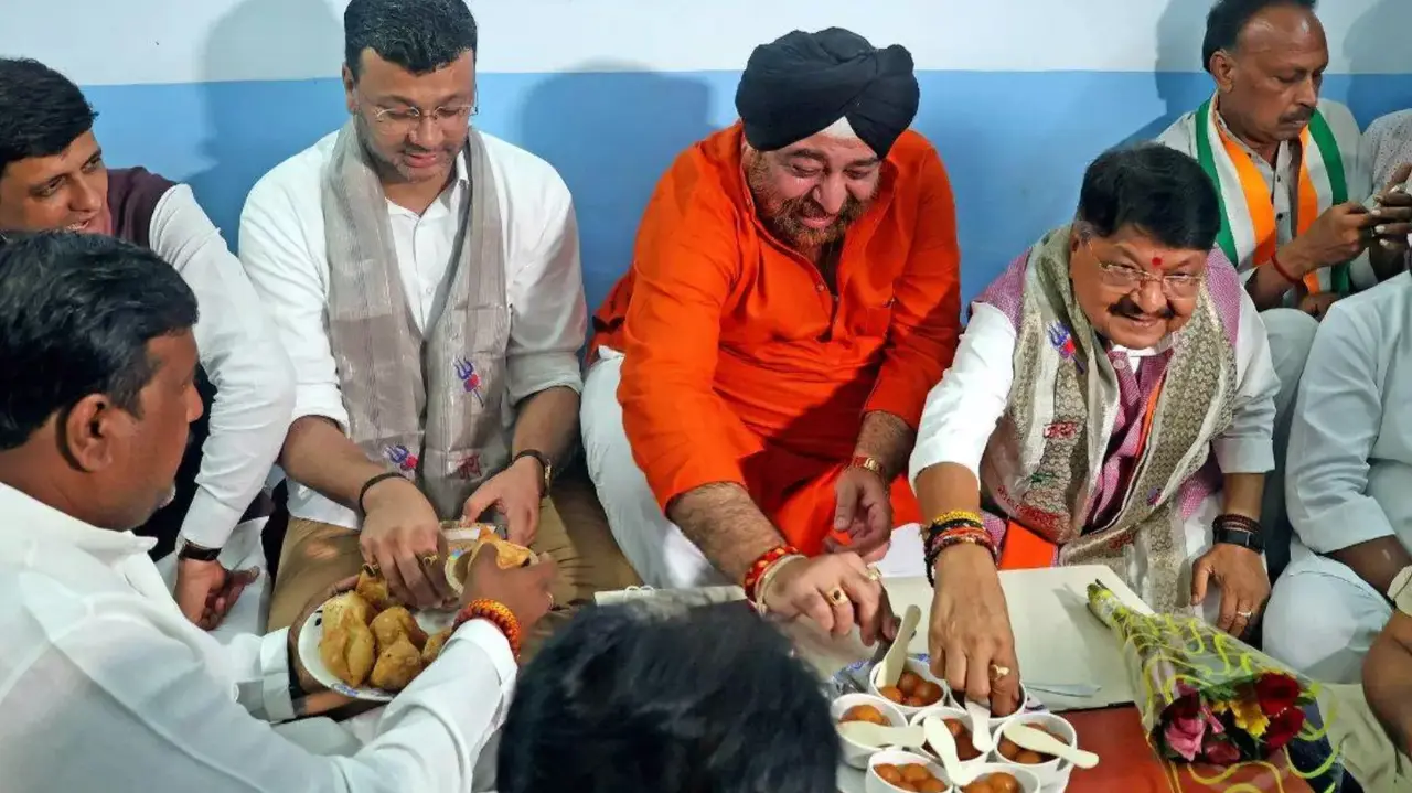 Congress Suspends 2 Leaders For Serving Gulab Jamuns To BJP Minister at Plantation Drive in Indore Congress Suspends 2 Leaders For Serving Gulab Jamuns To BJP Minister at Plantation Drive in Indore